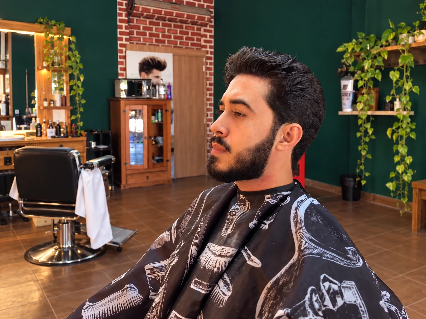 Cliente com corte penteado e barba alinhada; fotografia restaurada e cenário ampliado por IA