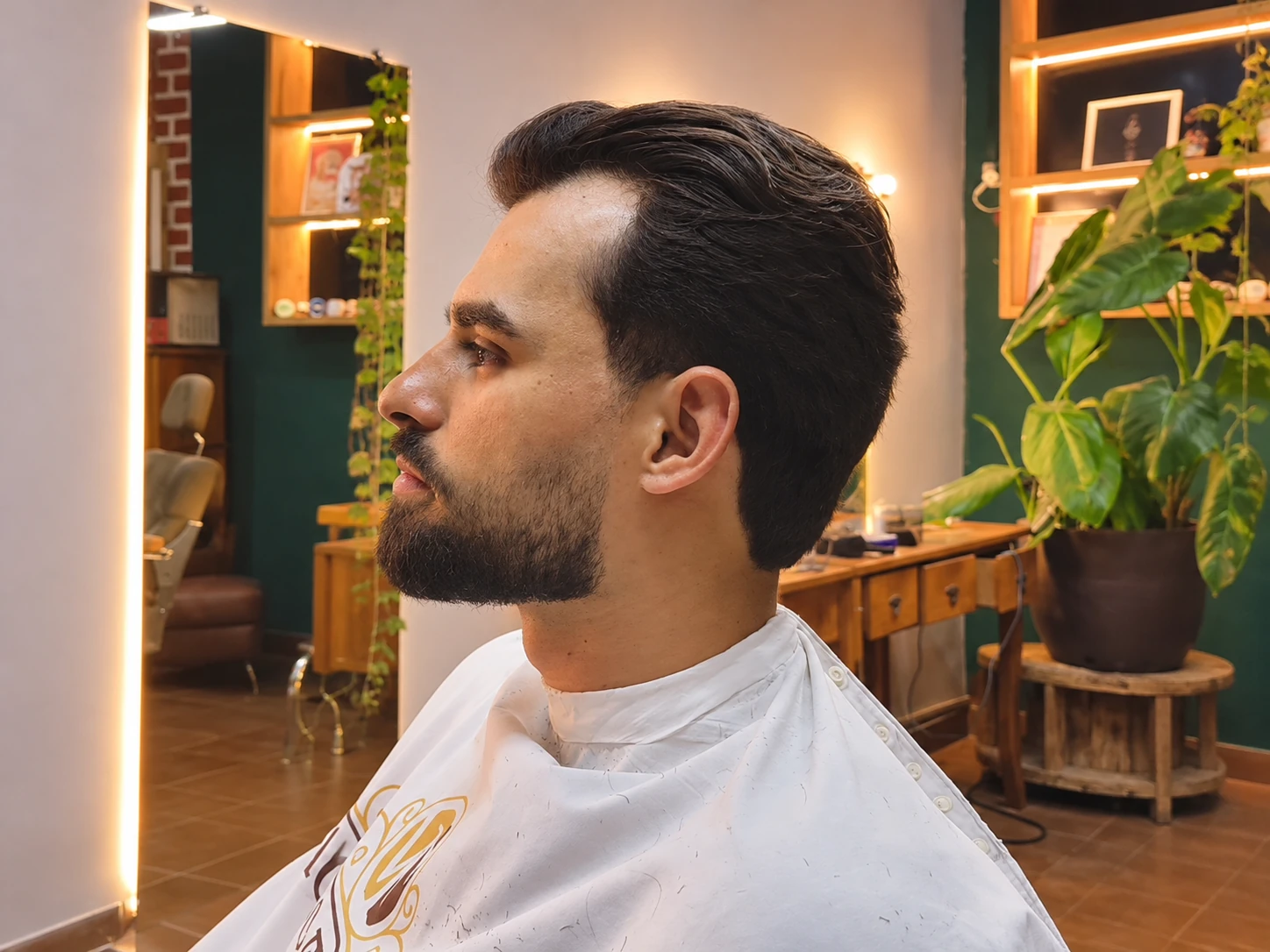 Perfil de cliente com corte alinhado e barba desenhada