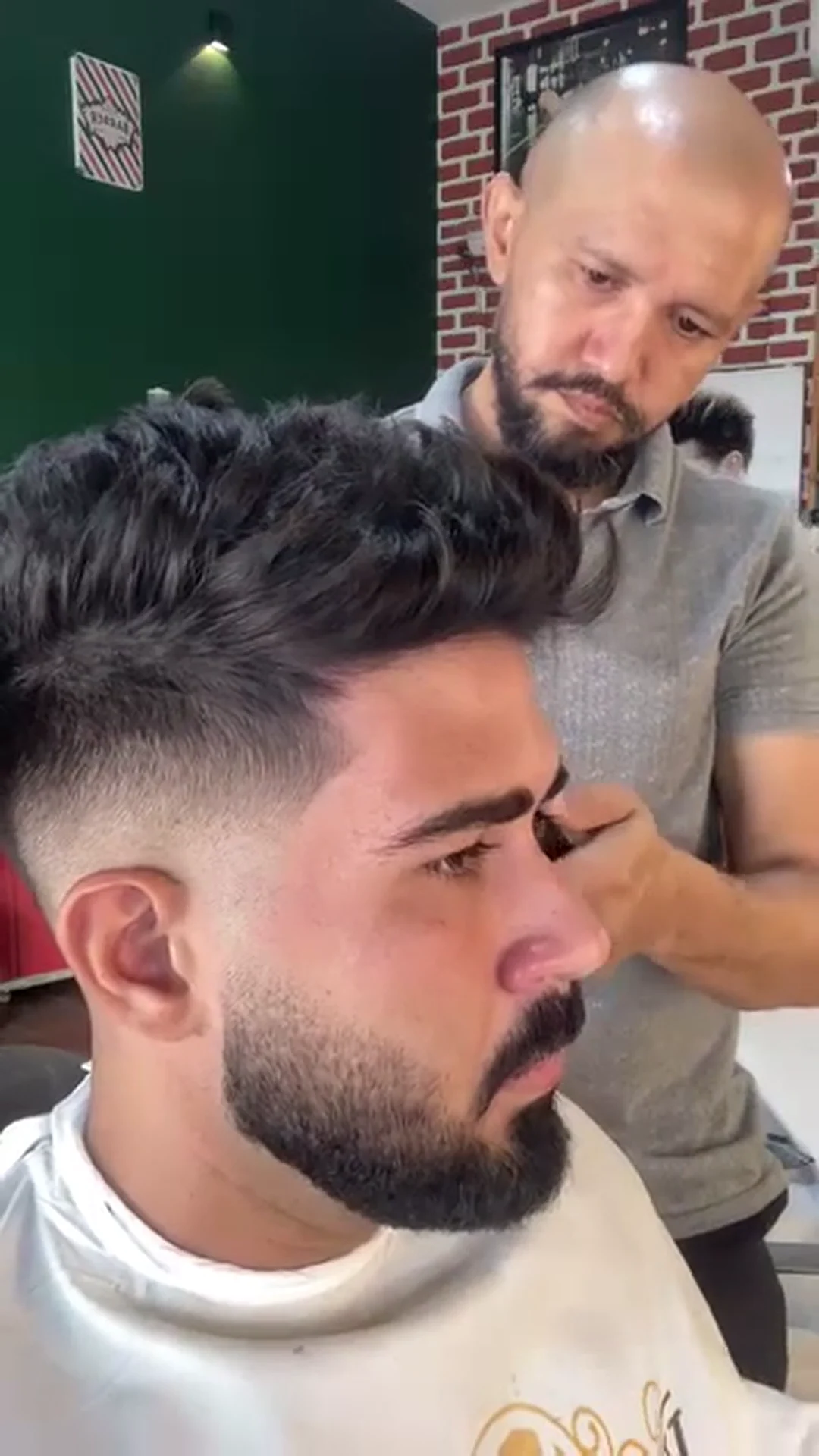 Detalhe da barba desenhada de um cliente, em registro do atendimento de Vagno.
